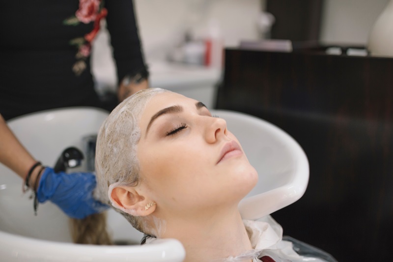 Read more about the article Peelingi do skóry głowy – moda czy pielęgnacyjny niezbędnik?