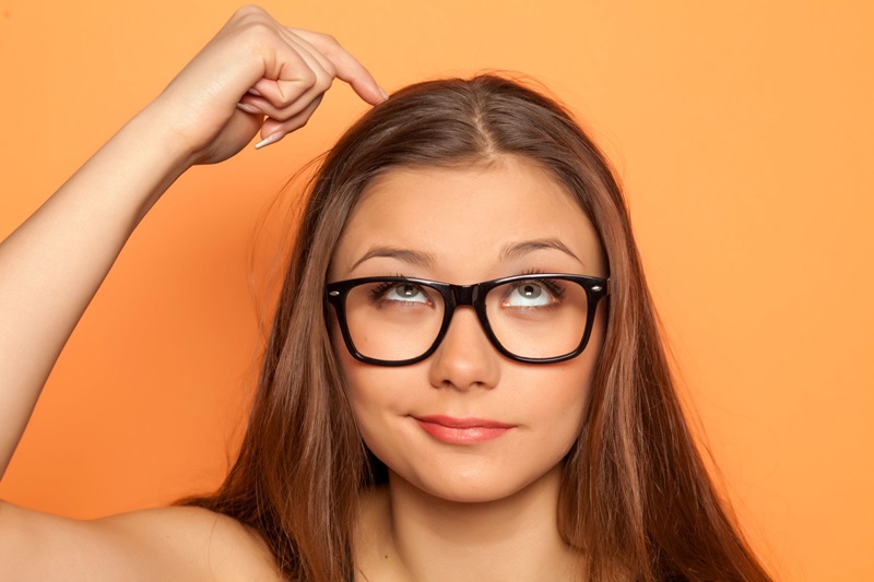 Read more about the article Sucha skóra głowy – jak sobie z nią radzić?